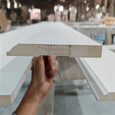 Белый левкас покрыл доски деревянных прессформ отделки ФДЖ низкопробные для пола