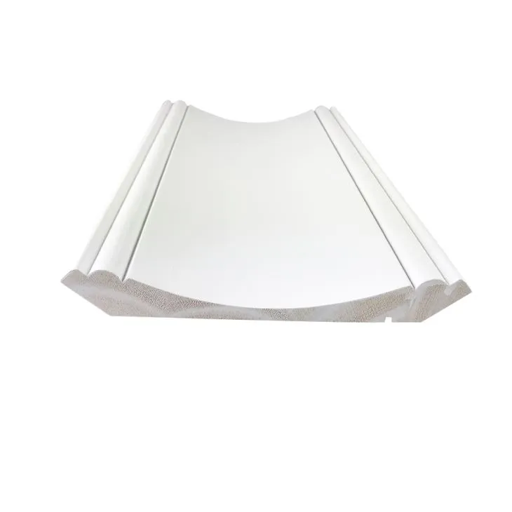 Потолок из белой грунтованной древесины